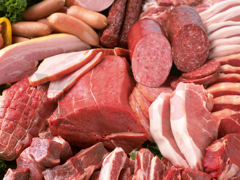 Românii mănâncă cu 25% mai puţină carne şi mezeluri faţă de acum cinci ani