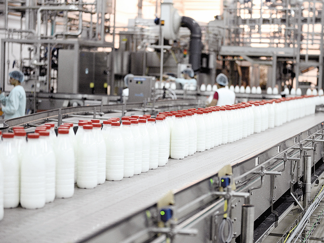 Procesatorii au colectat cu 12,8% mai mult lapte de vacă anul trecut; importurile au scăzut cu 20,2%