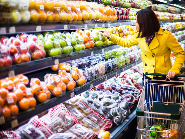 Unii retaileri vor afişa preţurile la alimente, atât cu TVA-ul de 24%, cât şi cu noua taxă de 9%
