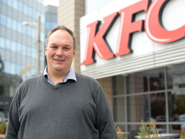KFC şi Pizza Hut caută câteva sute de casieri, ospătari şi bucătari