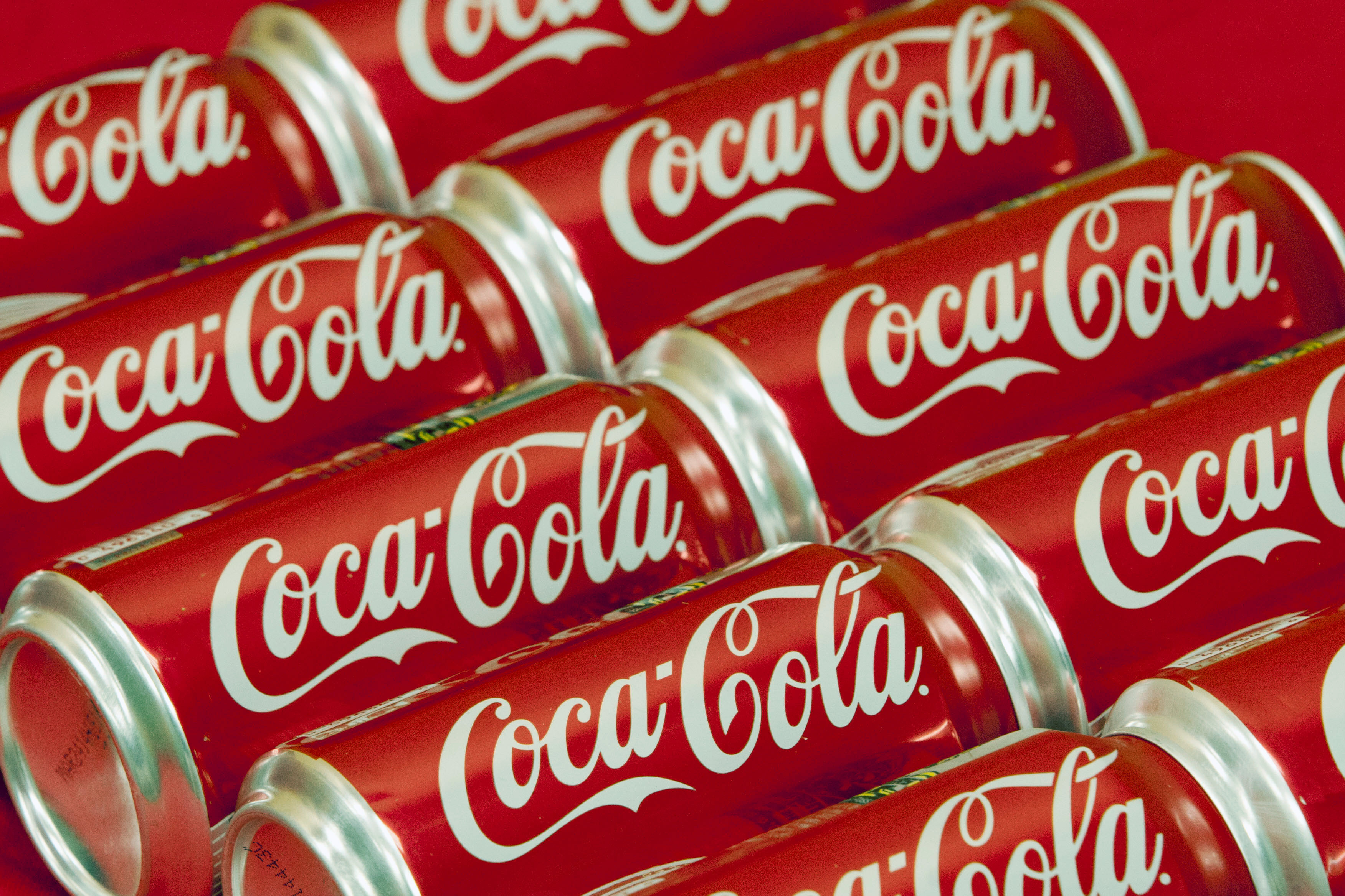 Coca-Cola implică artişti, vloggeri şi vedete în campanii pentru a atinge cât mai multe categorii de consumatori