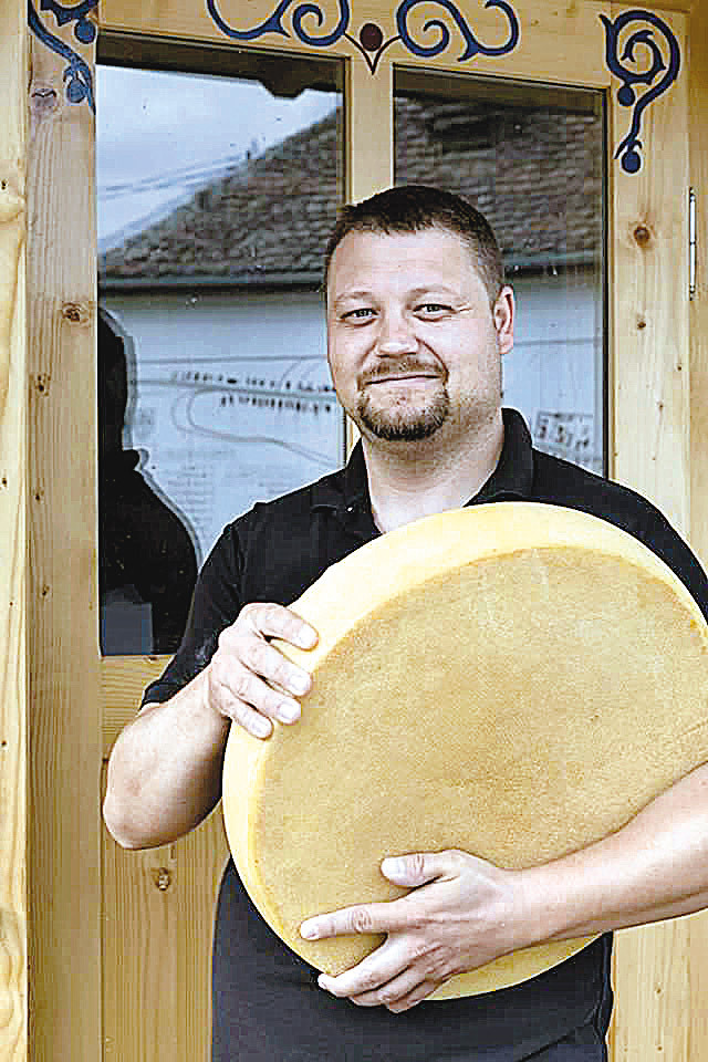 Un producător agricol din Mureş vinde brânzeturi marca Manufactura de Brânză de 4.500 euro lunar