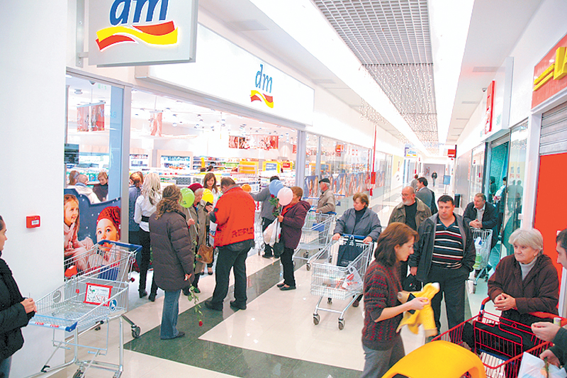 Nemţii de la dm drogerie markt vor trece pragul de 100 de magazine în România 