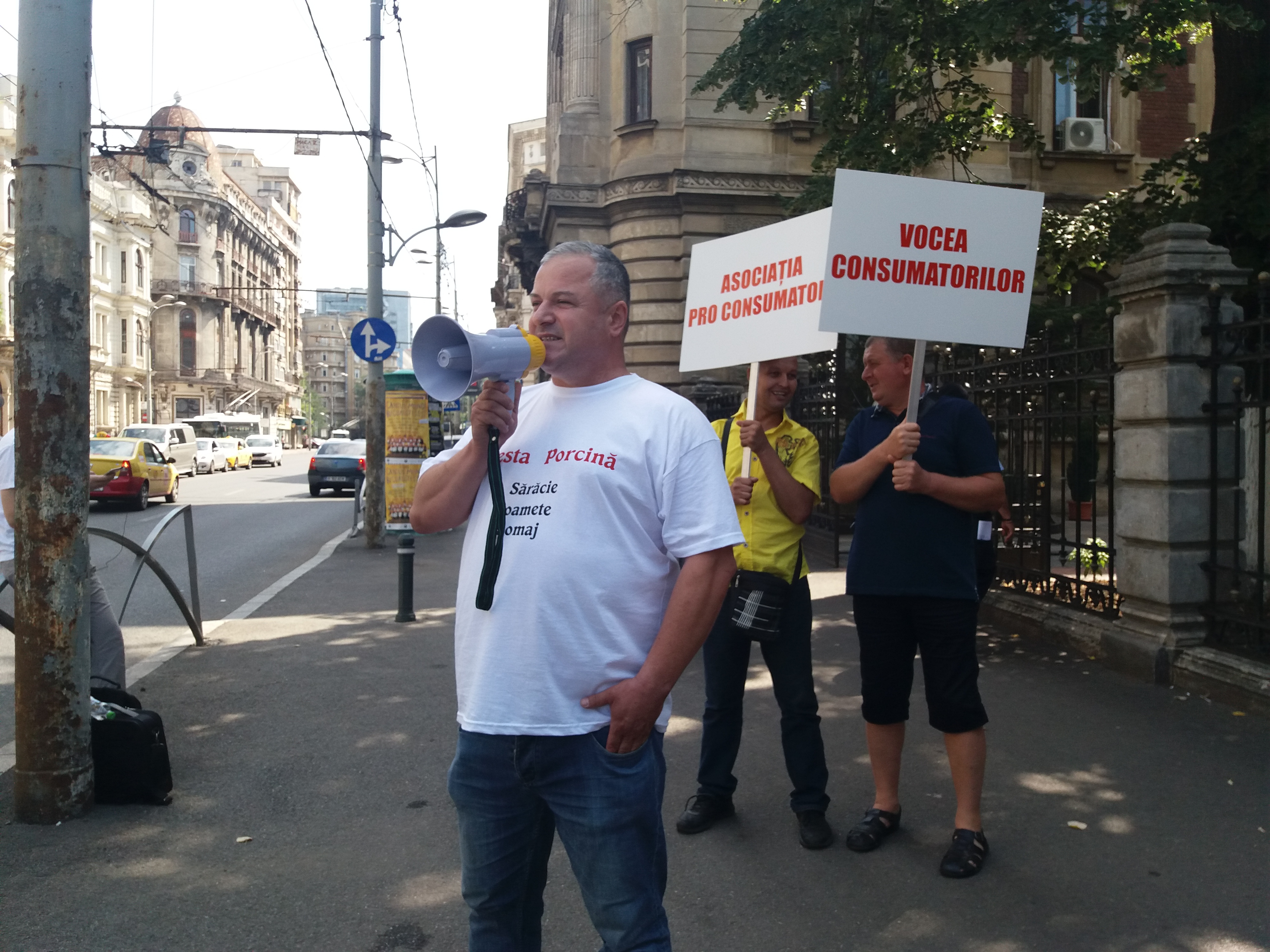 Asociaţia Pro Consumatori protestează în faţa Ministerului Agriculturi împotriva pestei porcine africane: "Nu vrem carne de porc din import cu gust de plastic. Virusul inchide mii de afaceri româneşti"