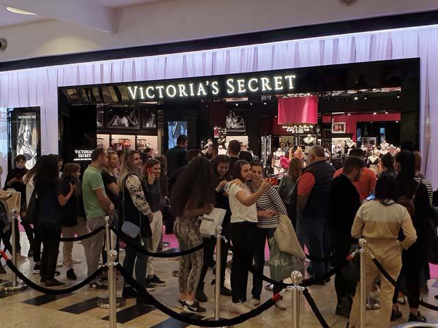 Brandul de lenjerie intimă Victoria’s Secret a atras mii de oameni în magazinul deschis în weekend în Băneasa Shopping City. „Foarte multe cliente au venit sâmbătă înainte de deschiderea magazinului pentru a fi primele care îi trec pragul.“