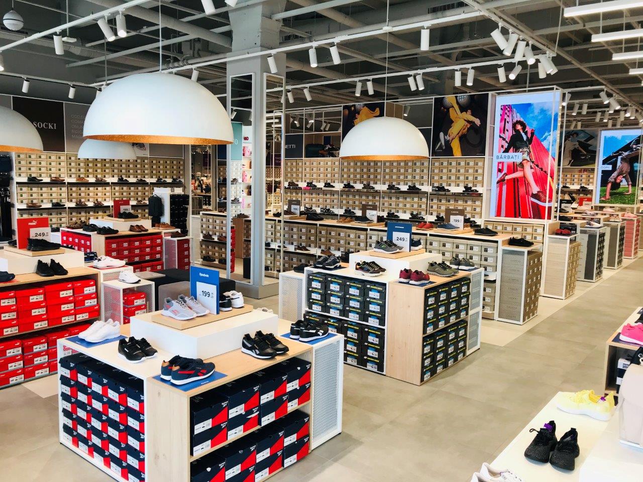 Retailerul polonez de încălţăminte CCC bifează 72 de magazine pe plan local după ce a inaugurat o unitate în Miercurea Ciuc şi anunţă redeschiderea a 18 magazine în Bucureşti şi în ţară