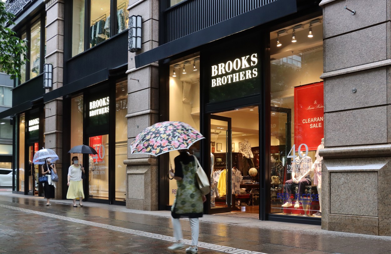 Marii retaileri de modă ai lumii sunt în pragul falimentului: Celebrul brand Brooks Brothers, care i-a îmbrăcat Kennedy şi pe bancherii de pe Wall Street, a intrat în insolvenţă. Săptămâna trecută şi celebrul brand G-Star RAW şi-a cerut insolvenţa