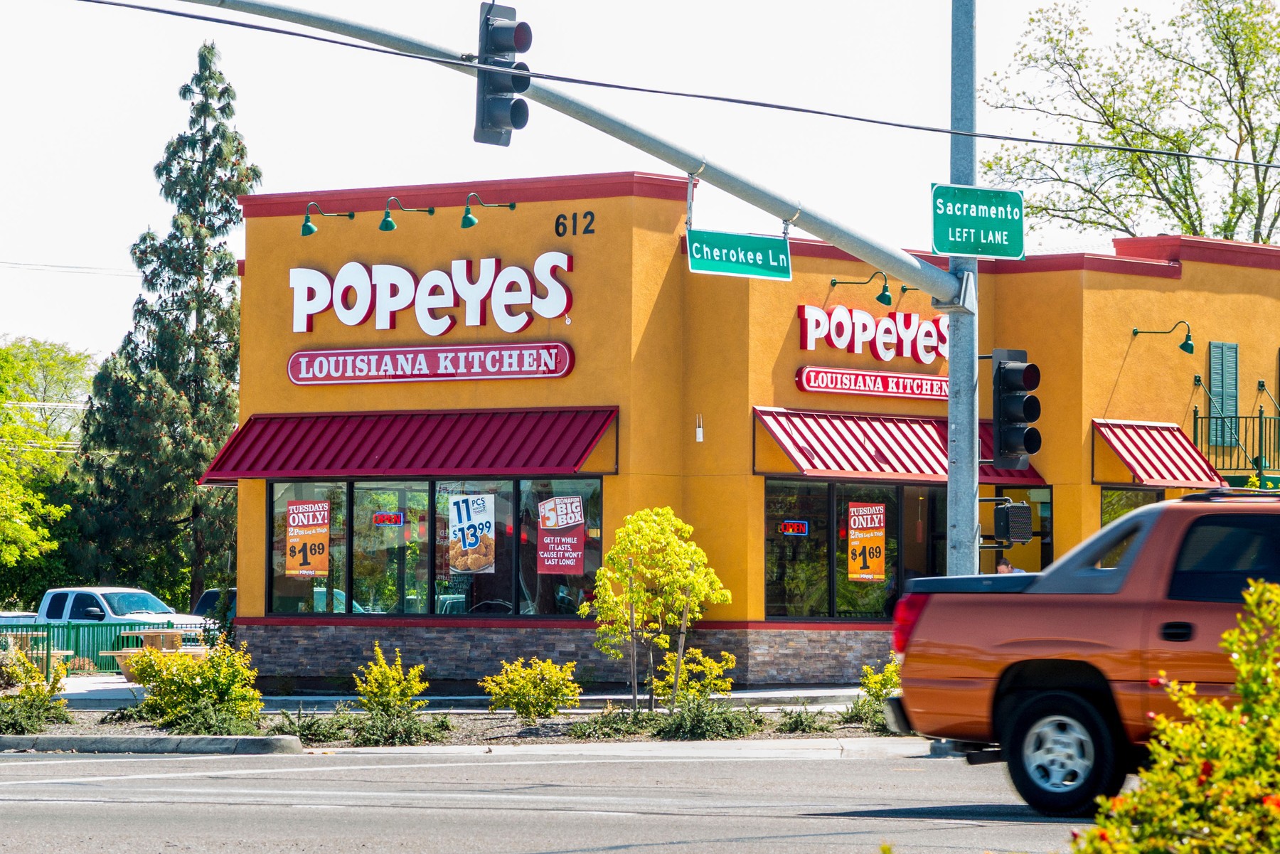 Un nou lanţ de restaurante fast-food. Americanii de la Popeyes vor 90 de localuri în franciză şi se vor bate cu McDonald’s şi KFC pe piaţa de 2 mld. lei de fast-food. Primul restaurant din România urmează să fie deschis în 2022