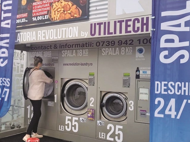 Un nou concept îşi face loc pe piaţa locală: Mergi la cumpărături şi îţi speli şi hainele în acelaşi timp. Revolution Laundry a ajuns la opt staţii de spălare automate amplasate în parcarea supermarketurilor şi în benzinării. „În cinci ani văd 300 de astfel de staţii la nivel naţional“