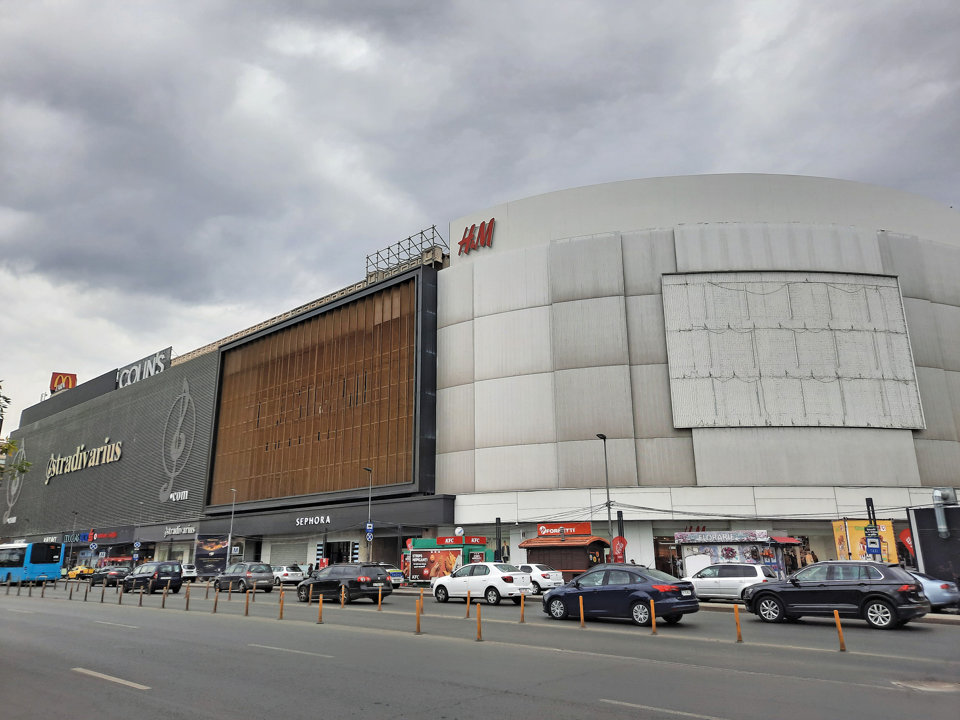 Mall vs. stradal, deschideri vs. închideri: de ce sunt centrele comerciale un magnet pentru români, iar magazinele din spaţiile stradale nu atrag cumpărători?