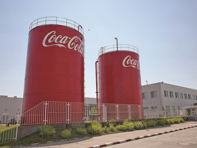 Coca-Cola HBC România investeşte 8 milioane euro în fabrica de la Ploieşti pentru a instala o linie de decontaminare fulgi PET. Din totalul sumei, peste 40% reprezintă ajutor de stat