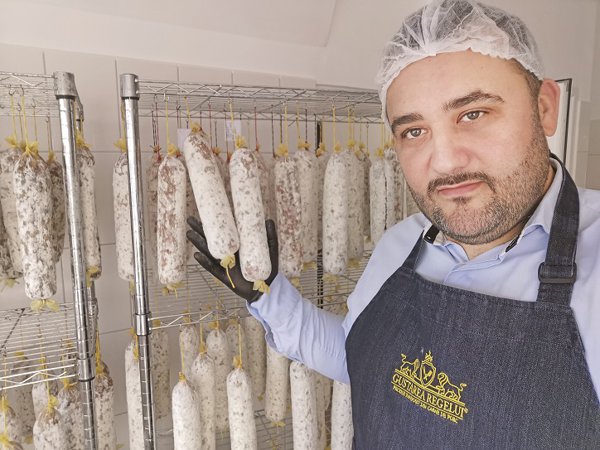 Affari da zero.  Alin Macsim è tornato a Timisoara dopo aver lavorato per diversi anni in Italia e ha investito 22.000 euro in un laboratorio dove produce salumi senza conservanti a marchio Gustarea Regelui.