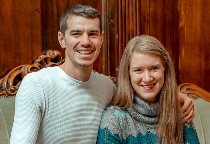 Afaceri de la zero. Ioana şi Alin Satmari confecţionează fotolii suspendate în judeţul Mureş, după o idee adusă de pandemie şi după o investiţie iniţială de 10.000 de euro