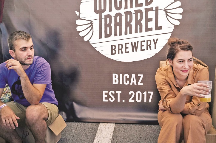 Afaceri de la Zero. Andreea şi Radu Andrieş au investit 150.000 de euro în propria berărie şi au dus brandul Wicked Barrel în magazine din Olanda, Franţa şi Anglia