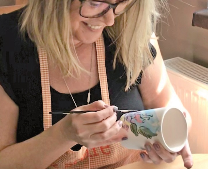 Afaceri de la Zero. Narcisa Soare creează bijuterii din ceramică, decorate cu aur, într-un atelier din Bucureşti
