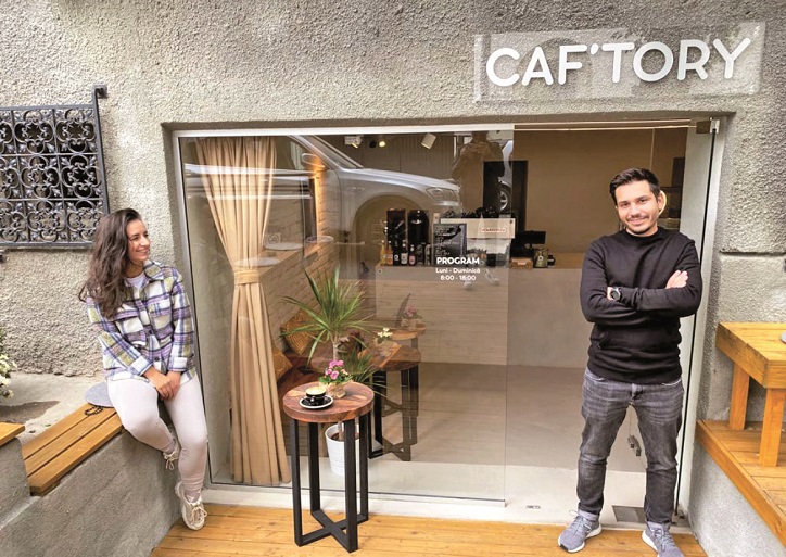 Afaceri de la Zero. Ramona şi Alexandru Gheorghe din Bucureşti au dat curs pasiunii lor pentru cafeaua de specialitate şi au deschis anul trecut Caf'tory, de la care aşteaptă venituri de 150.000 de euro