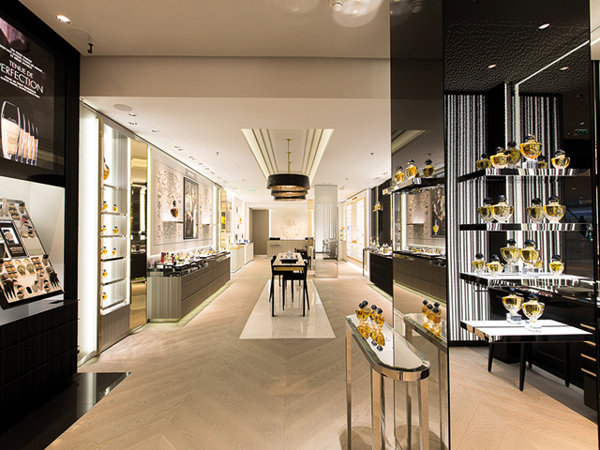 Încă un brand de cosmetice şi parfumerie de lux pariază pe un butic monobrand: Brandul franţuzesc Guerlain, aflat în portofoliul gigantului LVMH, deschide un magazin propriu în România
