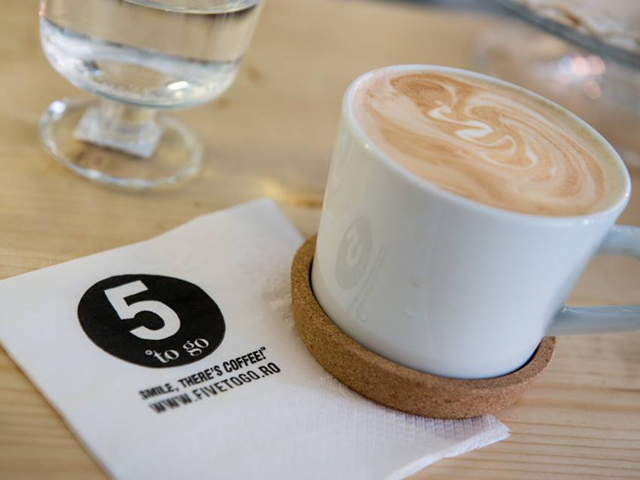 Topul celor mai extinse 15 reţele de cafenele din România: 5 to Go, Starbucks şi McCafe ocupă podiumul într-un clasament dominat clar de concepte româneşti