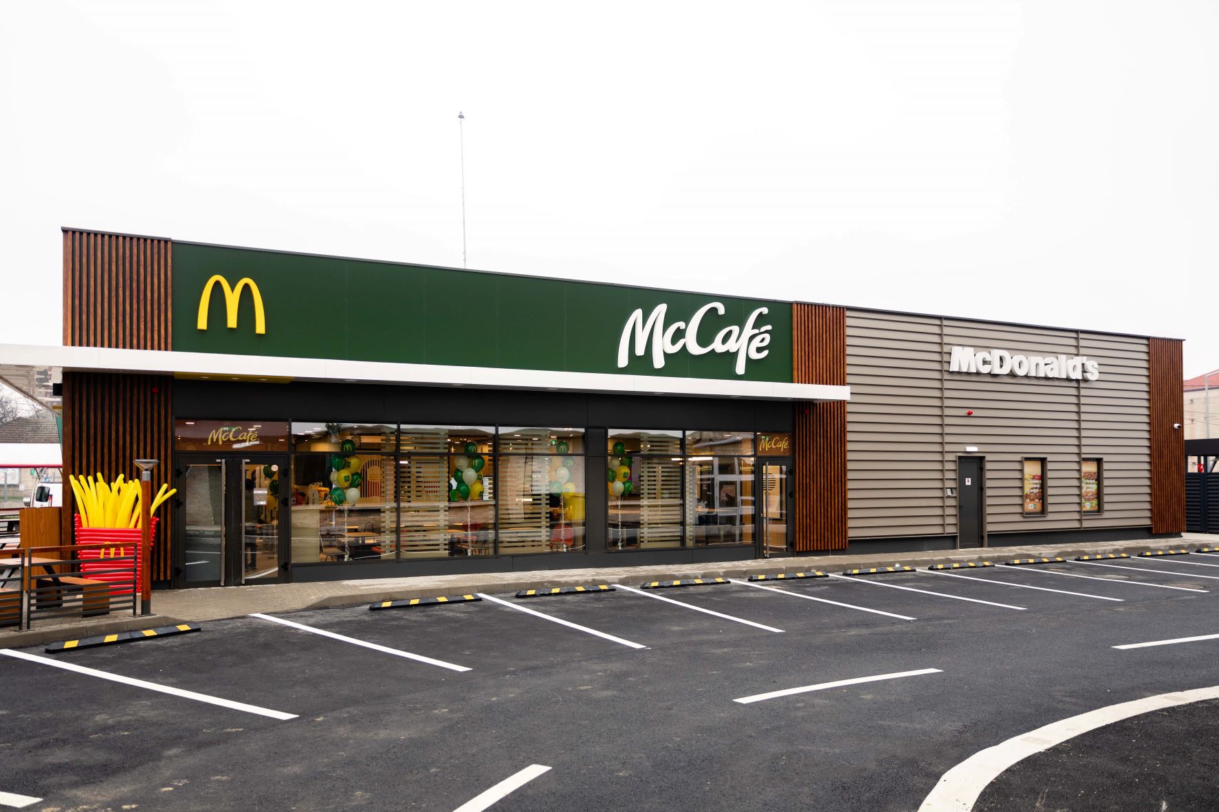 Premier Restaurants România, operatorul lanţului de restaurante McDonald’s, a investit 7 mil.lei într-un nou Drive-Thru la Oradea, a patra inaugurare din 2022, şi ajunge la o reţea de 96 de unităţi