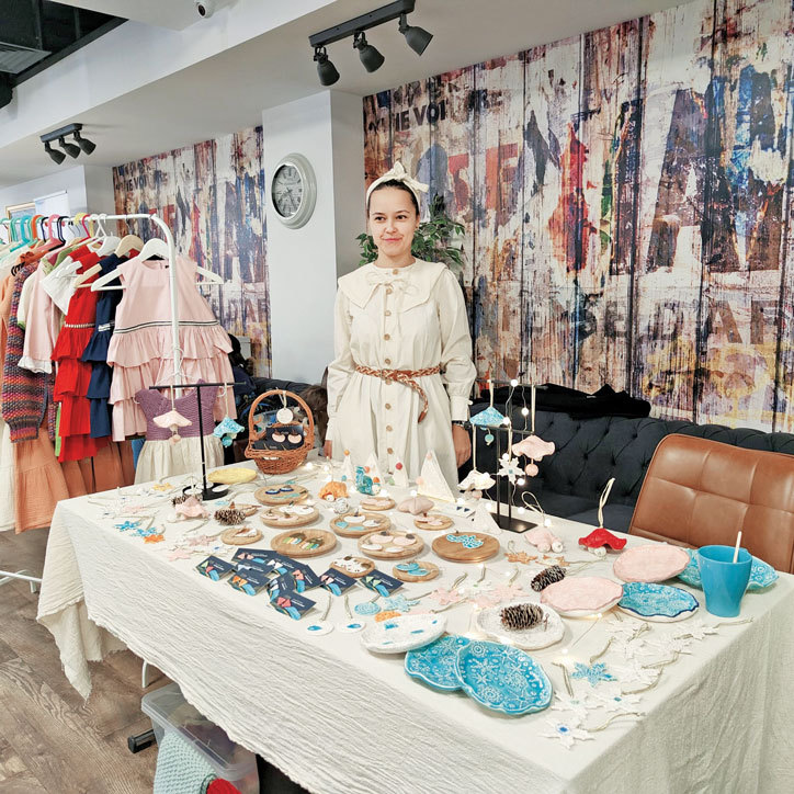 Afaceri de la Zero. Mihaela Pop şi-a completat cariera în drept cu Zizzou, un business cu bijuterie din ceramică şi obiecte vestimentare, pornit cu o finanţare europeană de 84.000 de euro