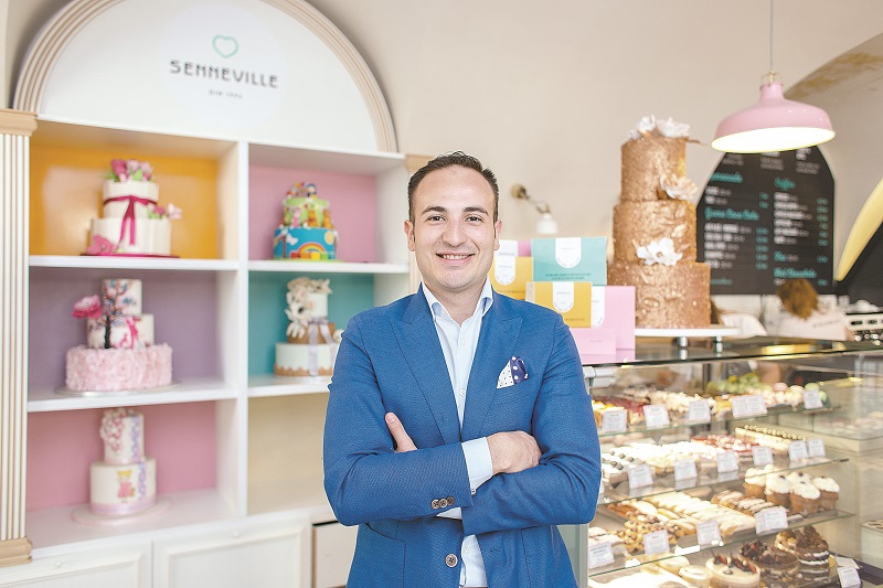 David Alb, Senneville: În 2020, am intrat cu prăjituri în câteva magazine Profi, Carrefour şi Mega Image, iar acum suntem în peste 500 de locaţii, în care livrăm săptămânal. În 2022, veniturile au sărit de 3 mil. euro, având un avans de 30% faţă de 2021 şi cu 50% faţă de 2020 