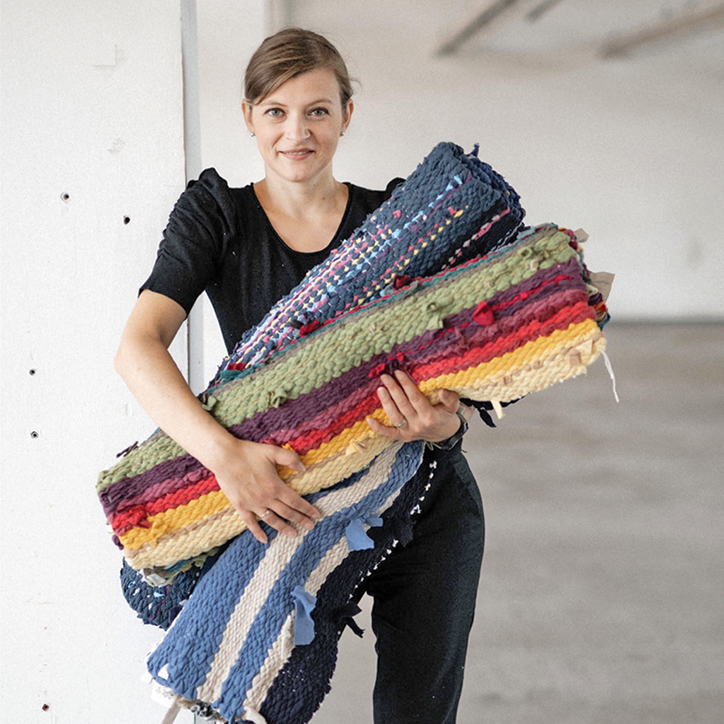 ZF Economia verde. Atelierul LOOMescu din Sibiu valorifică materialele textile în covoare şi obiecte de decor ţesute la război. „Muncim 12 ore pentru a ajunge de la teancul de tricouri la un metru pătrat de covor“
