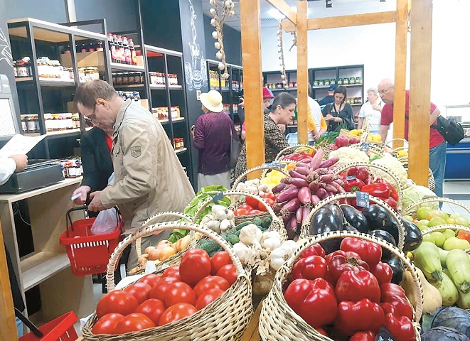 România, dependentă de importurile de alimente, cumpără din Olanda, Italia sau Belgia, ţări cu un consum de pesticide per hectar de şapte până la 17 ori mai mare decât al nostru. Cum creştem agricultura românească?