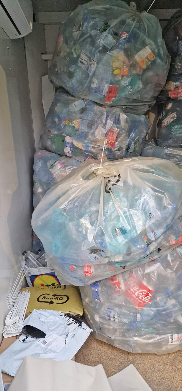  Ce se întâmplă în aparatele SGR cu ambalajele colectate de cetăţeni: „PET-urile şi dozele sunt presate, sticlele sunt sparte şi abia apoi merg la centrele de sortare şi la reciclare“