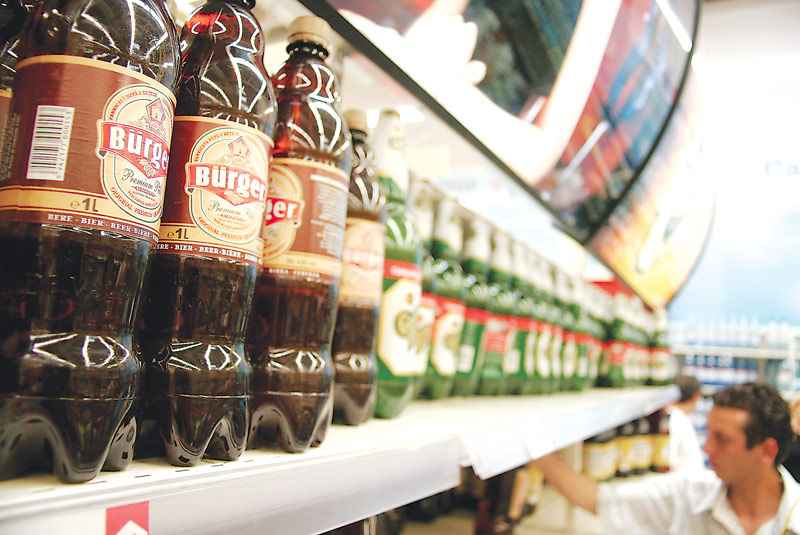 De ce nu mai cumpără românii bere la PET? Vânzările s-au prăbuşit la cel mai scăzut nivel din ultimii 20 de ani
