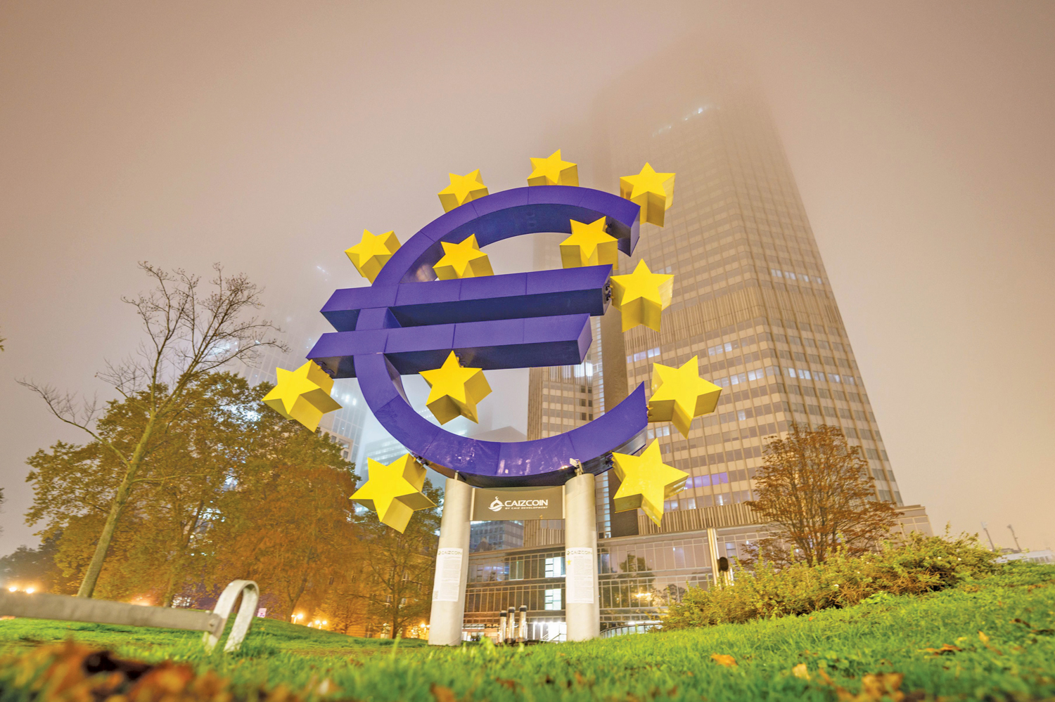 Motivele pentru care cele mai puternice bănci centrale din lume, Fed şi BCE, nu au direcţii clare pentru dobânzi şi cum euro ar putea ajunge marele pierzător