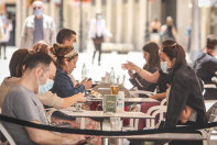 O piaţă ca nicio alta. Baza industriei de restaurante, cafenele şi baruri stă în 29.000 de microîntreprinderi, adică 90% din toţi actorii din sector. Ei adună însă nici 30% din banii cheltuiţi de români în oraş. Unde se duc restul?