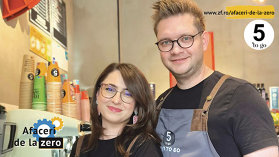 Ediţie specială Afaceri de la Zero susţinută de 5 to go. Ioana şi Costi Pomîrleanu au investit banii de la nuntă în prima cafenea 5 to go din Piatra Neamţ. Acum au trei cafenele şi vor să mai deschidă. „Ne place foarte mult să intrăm în contact cu oamenii care ne trec pragul“