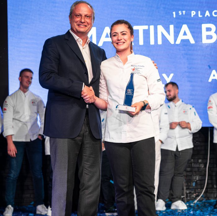Martina Bonello, din Malta, a fost desemnată, la Bucureşti, câştigătoarea finalei regionale a competiţiei S.Pellegrino Young Chef Academy, cu preparatul ” Ecouri din Malta: iepure, creveţi şi plante aromatice sălbatice”