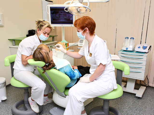 O clinică dentară din Piteşti face peste 1 mil. € pe an din tratarea străinilor