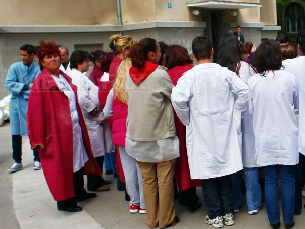 Zeci de angajaţi ai Institutului Cantacuzino protestează în curtea unităţii; directorul a demisionat