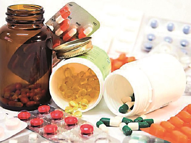Trei din zece medicamente fără reţetă şi suplimente cumpărate de români sunt produse local. Pandemia de COVID-19 a accelerat vânzările la vitamine