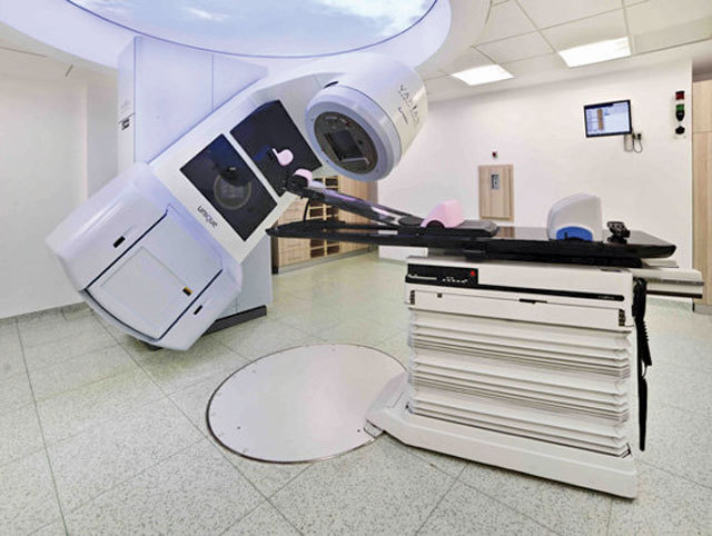 Cum arată nevoia de centre de radioterapie în România? Costin Ghioca, AC Rad Medical: În România sunt aproape 100 de acceleratoare de radioterapie, fiecare tratează 50-70 pacienţi pe zi. Zilnic, între 50 şi 70 de pacienţi diagnosticaţi cu cancer sunt trataţi în aceste acceleratoare