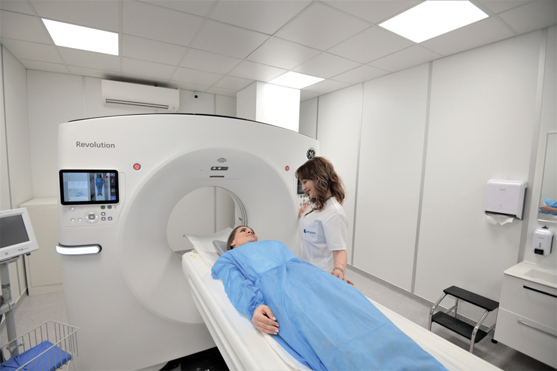 Dicţionar de sănătate. Când este nevoie de CT cu substanţă de contrast şi la ce ajută? Medic: Produsul de contrast scoate în relief diferenţele dintre structuri, în imagistică ne plac contrastele. În România sunt circa 400 de aparate de computer tomograf (CT)
