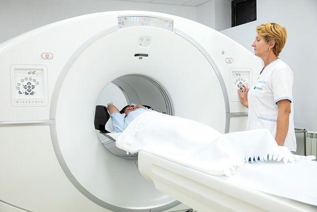 Dicţionar de sănătate. Ce este investigaţia PET-CT şi ce informaţii oferă? Medic: „Reprezintă una dintre cele mai importante revoluţii în diagnosticul paraclinic“. În România, doar 15 spitale, cinci de stat şi 10 private, au aparat PET-CT