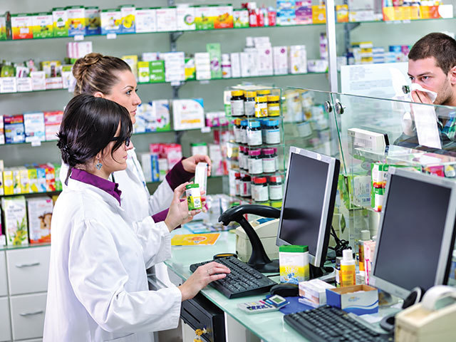Cum oferă alte țări servicii medicale de bază în farmacii: în Franța, 95% dintre farmacii administrează vaccinuri, în România sub 5%