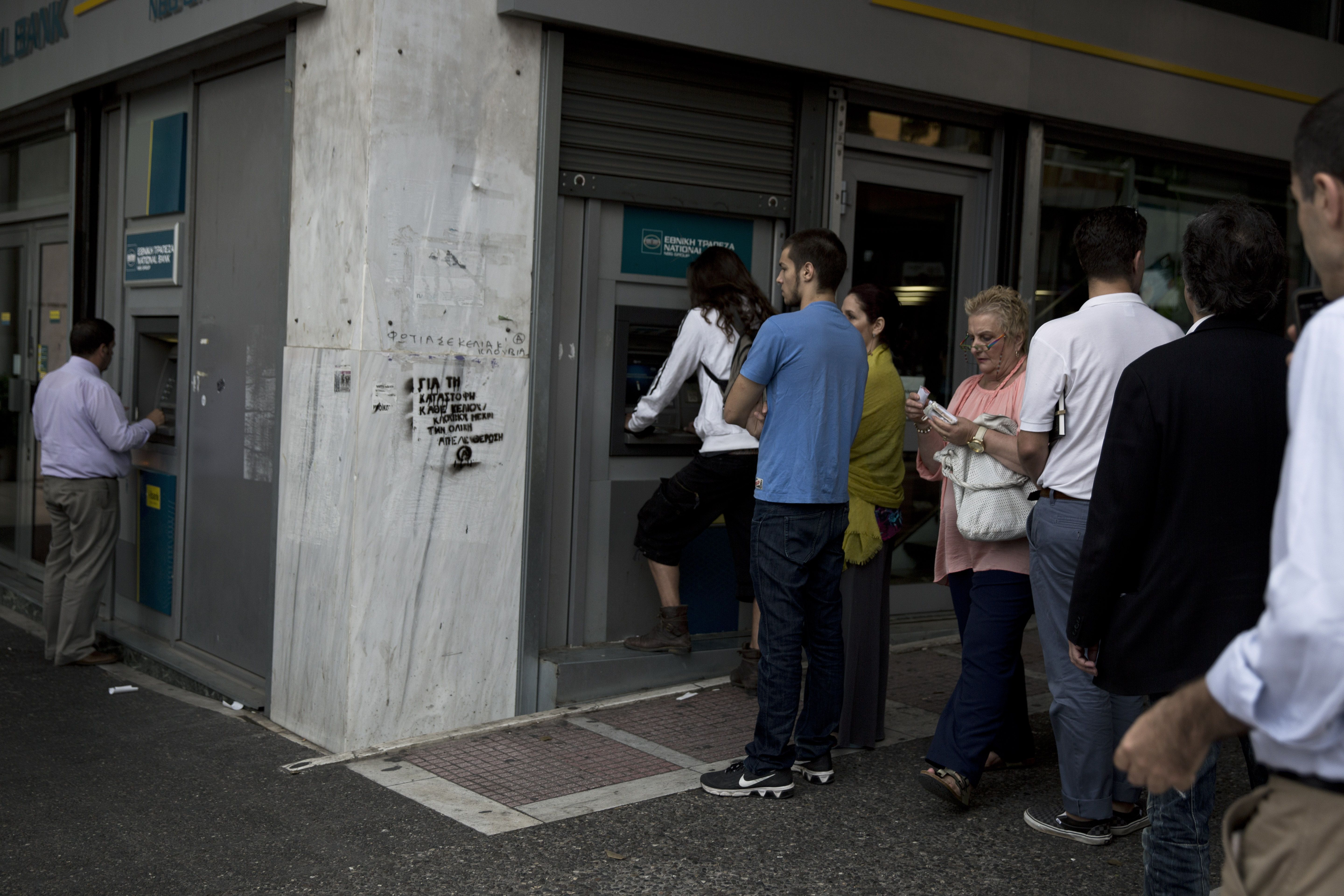 Reportaj din Grecia: Magazinele mici ascund POS-urile sub tejghea, iar grecii iau cu asalt benzinăriile ieftine