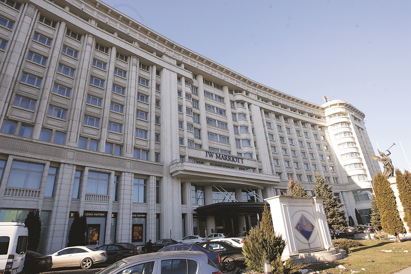 Hotelul de lux JW Marriott din Bucureşti, situat în apropierea Palatului Parlamentului, are 402 camere, 12 săli de conferinţe (cu o suprafaţă totală de aproximativ 2.000 mp) şi şase restaurante şi lounge-uri.

