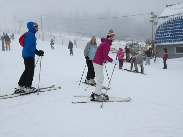 Începe sezonul de schi. Administratorul pârtiei din Vatra Dornei a construit cinci case de vacanţă şi a renovat cabana Dealul Negru
