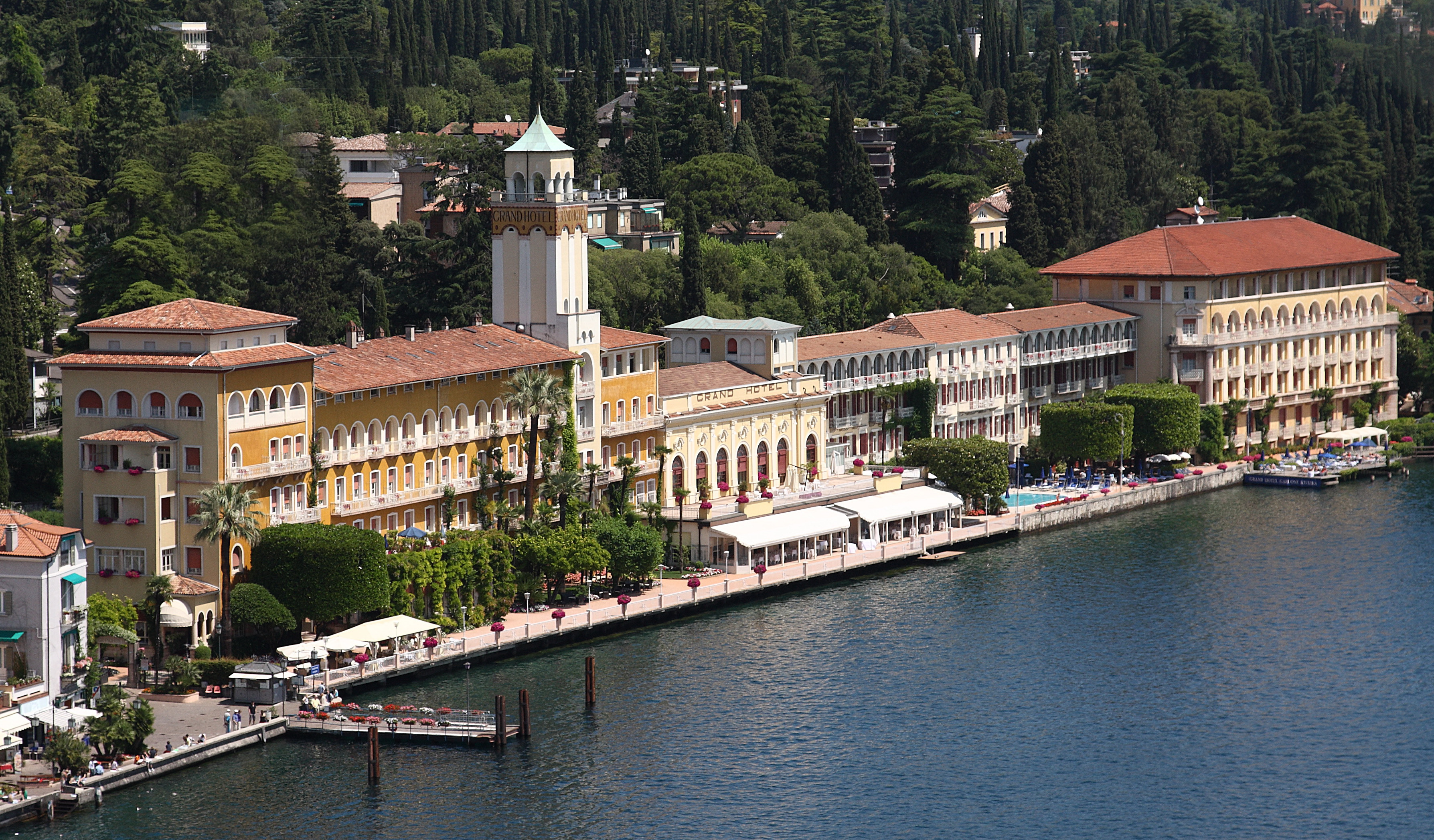 Lituanienii de la Apex Alliance şi Pavăl Holding, deţinut de fraţii Pavăl de la Dedeman, au cumpărat  legendarul hotel Grand Hotel Gardone de pe malul Lacului Garda, din Italia, şi anunţă investiţii de 45 mil.euro pentru renovare, din 2024
