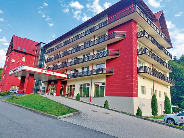 Hotelul de patru stele TTS Covasna, o investiţie a omului de afaceri Mircea Mihăilescu, a ajuns la afaceri de 8 mil. lei anul trecut: „60% din clienţi vin pentru baza de tratament, pentru recuperare medicală“. Hotelul a fost deschis în 2016, în urma unei investiţii de 5,3 mil. euro