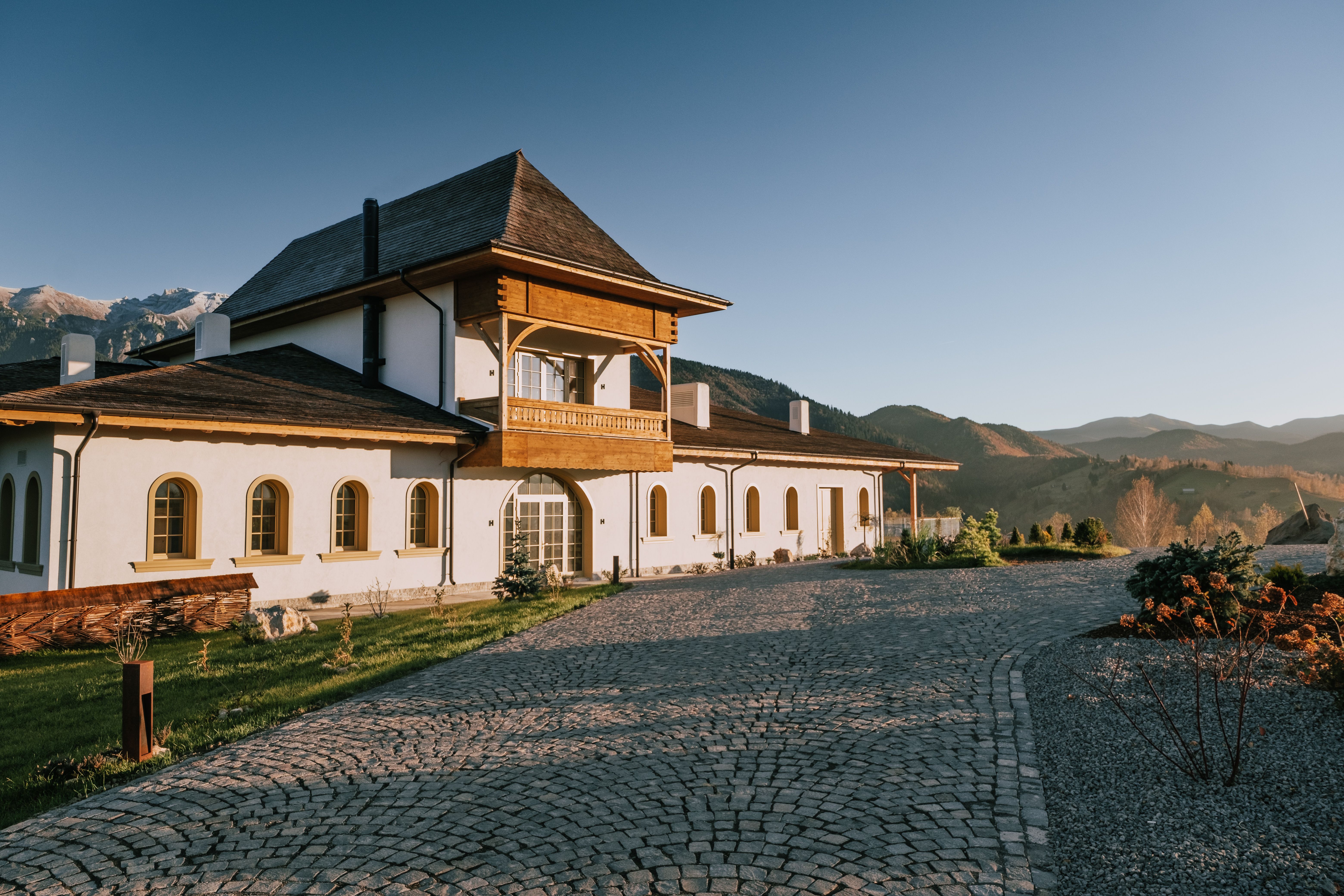 Familia Căluianu, cu afaceri în domeniul instalaţiilor, a investit 7,5 milioane euro în Matca Transylvania Sanctuary, un hotel boutique de lux în Şimon, Braşov