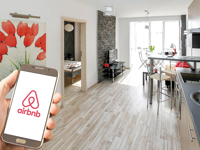 Unu din zece turişti s-a cazat în apartamente şi camere Airbnb. Anul 2023 a fost cel mai bun pentru cazările de tip Airbnb, care au înregistrat cu 52% mai multe nopţi rezervate în 2023 faţă de perioada prepan­demică.