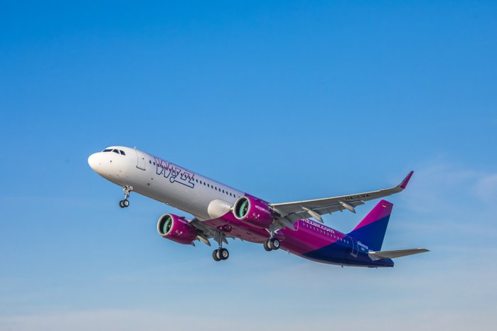 Compania aeriană Wizz Air a transportat anul trecut 14,5 milioane de pasageri pe zborurile către şi dinspre România, în creştere cu 13%. În 2026, operatorul va lansa 30 de rute noi de pe 10 aeroporturi locale