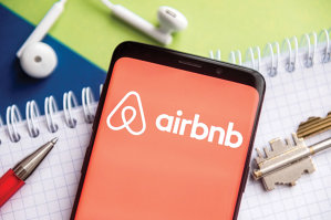Apartamentele de tip Airbnb din România sunt mai căutate de turiştii străini decât de români: Peste 4,5 milioane de înnoptări, dintre care 2,3 milioane au fost generate de vizitatorii străini în primele şase luni