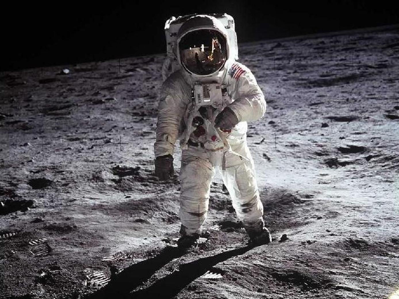 Aparatul foto folosit în misiunile Apollo de pe Lună, vândut cu 550.000 de euro
